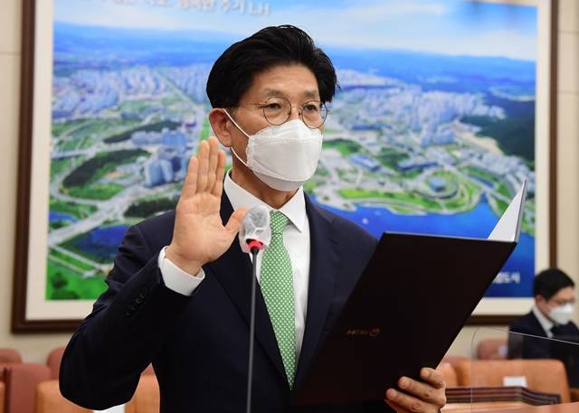 4일 노형욱 국토교통부 장관 후보자가 국회에서 열린 인사청문회에서 선서를 하고 있다. /뉴시스