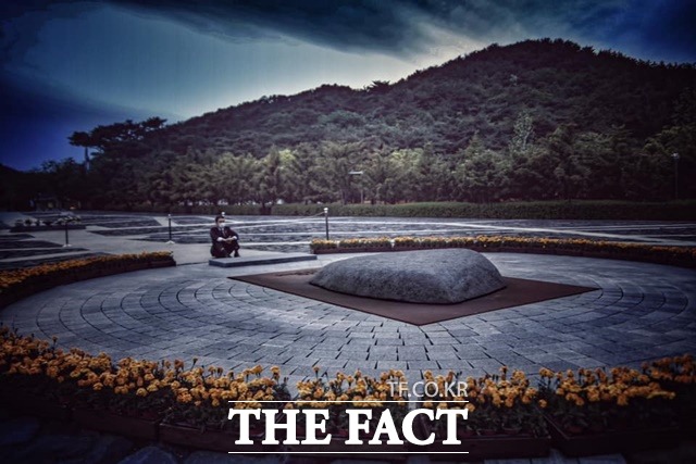 김용민 더불어민주당 최고위원은 3일 봉하마을을 찾아 고 노무현 대통령 묘역을 참배했다. 그는 그분이 이루시려 했던 개혁의 발자취를 따르고 싶은 마음, 간절합니다라고 밝혔다. /김용민 의원 SNS 갈무리