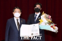  여수시, 침몰 차량 2명 구조 김진운 씨에 의상자 증서 전달