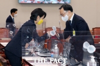  류호정 의원과 인사하는 문승욱 [포토]