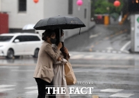  '우산 아래 옹기종기' [포토]