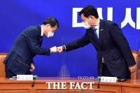  주먹인사하는 송영길-은성수 [포토]