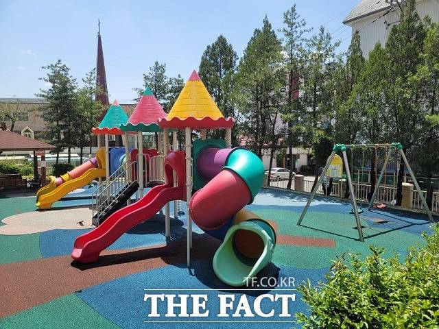 5일 어린이날 충북 청주 청원구의 한 아파트 놀이터가 텅 비어 있다. / 장동열 기자