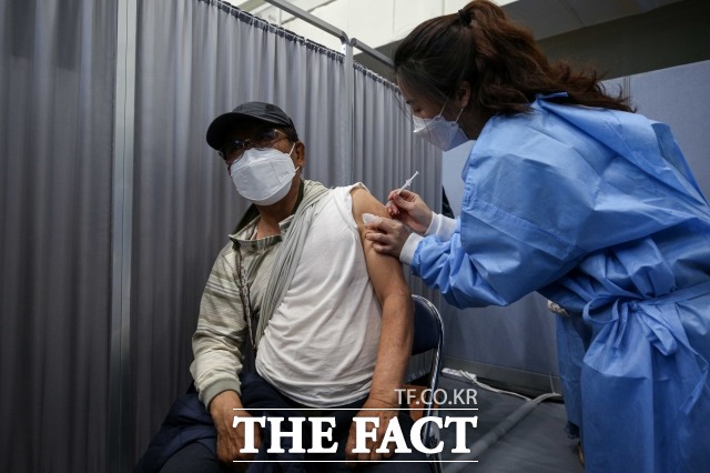 만 75세 이상 고령자들에 대한 코로나19 백신 접종이 시작된 지난달 1일 서울 송파구 체육문화회관에 마련된 예방접종센터에서 한 어르신이 접종을 하고 있다. /사진공동취재단