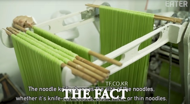 How a Korean Noodle Master Takes An Entire Week to Create The Perfect Noodle (한국의 국수 명인이 일주일 동안 완벽한 국수를 만드는 방법)이라는 제목으로 지난달 28일 유튜브에 올라온 이 영상은 50만 회에 가까운 조회수를 보이고 있다.