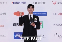  임영웅, '노마스크' 실내 흡연 논란…이미지 어쩌나