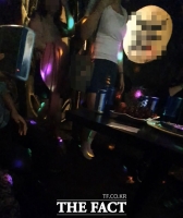  유흥주점에서 53명 무더기 적발...경찰관에 욕설·폭행 현행범 체포