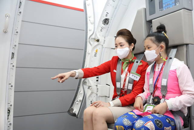 지난 5일 어린이날 서울 강서구 티웨이항공 훈련센터에서 항공의 꿈을 만나다 행사에 참가한 초등학생 어린이가 안전 훈련 체험을 진행하고 있다. /티웨이항공 제공