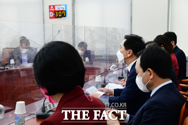 김기현 국민의힘 대표 권한대행 겸 원내대표(가운데)가 6일 오전 서울 여의도 국회에서 열린 비상대책위원회의에 참석해 모두발언을 하는 가운데 회의실에 제20대 대통령 선거 D-DAY를 알리는 달력이 걸려 있다. /국회=남윤호 기자