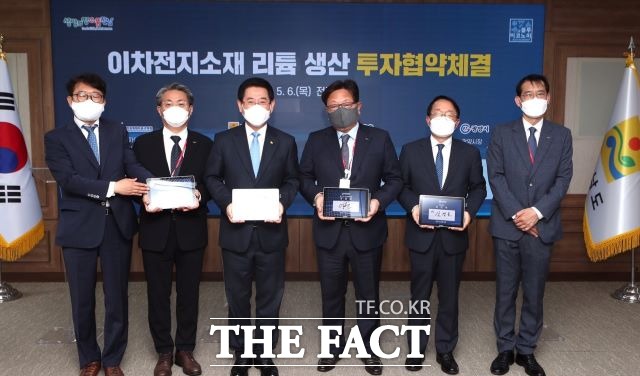 포스코 리튬솔루션(주)이 6일 전남도와 광양시, 광양만권경제자유구역청 등 관계기관과 전남도청에서 투자협약(MOU)을 체결하고 율촌산단 19만 6,103㎡에 2023년까지 신규공장 설립, 260여 명의 직원을 채용할 계획이다. /광양시제공