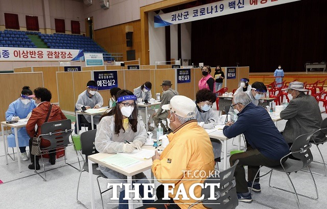 충북 괴산군은 6일부터 백신 물량 부족으로 화이자 예방 접종을 일시 중단했다. 사진은 괴산문화체육센터에 마련된 예방접종센터. / 괴산군 제공