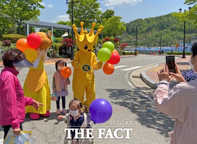 5월 가정의 달을 맞아 전국 각지에서 임실치즈테마파크를 찾는 가족단위 관광객이 몰려들면서 다양한 볼거리와 즐길거리로 좋은 호응을 얻고 있다. /임실군 제공