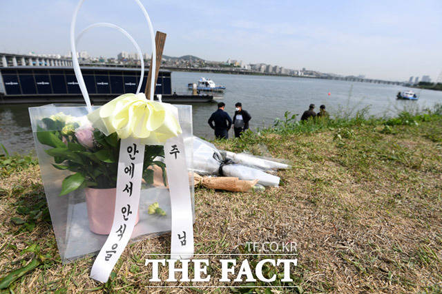 6일 오전 서울 서초구 반포한강공원 인근에 고 손정민씨를 추모하는 조화가 놓여져 있다. /임세준 기자