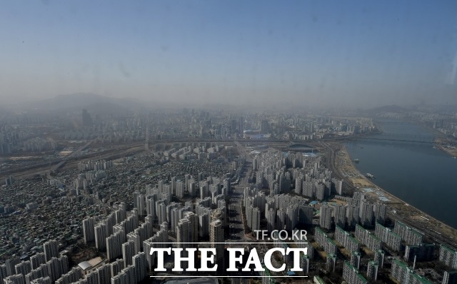 7일은 전국에 구름이 많고 일부지역은 강한 바람과 비가 내리겠다. /더팩트 DB