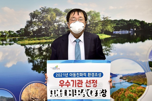 제천시는 아동 친화적 환경조성 우수 지방자치단체로 선정돼 보건복지부장관 기관 표창을 수상했다. / 제천시 제공