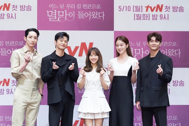 이날 제작발표회는 이수혁 서인국 박보영 신도현 강태호(왼쪽부터)가 참석한 가운데 진행됐다. /tvN 제공