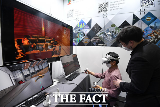2021 대한민국 비대면산업 박람회가 6일 오후 서울 강남구 삼성동 코엑스에서 열린 가운데 가상현실 체험 부스를 찾은 관람객이 VR(가상현실)기기를 체험하고 있다. /임세준 기자
