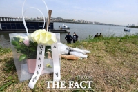  미궁에 빠진 한강 대학생 사망사건, '휴대전화 수색하는 경찰' [TF사진관]