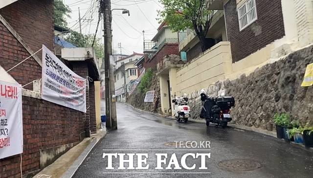 도시재생사업이 진행 중인 서울시 동작구 본동은 인근에 지역이 공공재개발 단지로 선정되면서 도시재생사업을 멈추고 공공재개발을 하자는 여론이 높았다. /이진하 기자