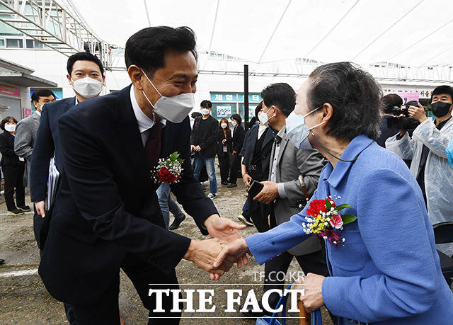 기념식에 참석해 어르신들과 인사를 나누는 오세훈 서울시장(왼쪽).