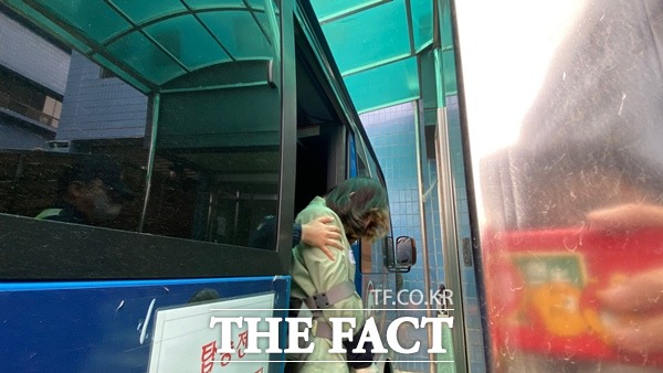 구미 3세 여아의 친언니로 밝혀진 김모(22)씨가 7일 오후 대구지법 김천지원에서 두번째 재판에 출석하기 위해 호송차에서 내리고 있다./이성덕 기자