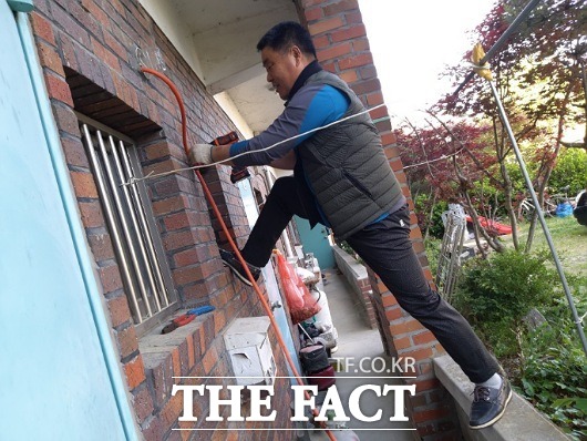 전북 남원의 봉사활동 단체 나눔을 사랑하는 모임이 지난 5일 어린이날을 맞아 경제적으로 어려운 이웃들에게 사랑의 집 고쳐주기 행사를 펼쳤다. /남원=최영기자