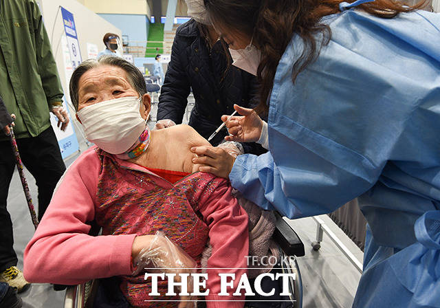 아스트라제네카 백신 부작용 사례가 잇달아 나오면서 지난 4월 코로나 백신을 맞겠다는 응답은 전월보다 6.6%포인트 줄어든 61.4%로 나타났다. 만 75세 이상 고령자를 시작으로 일반인 대상 코로나 백신 접종이 시작된 지난 1일 오전 서울 송파구 예방접종센터에서 한 어르신이 화이자 백신 접종받고 있는 모습. /사진공동취재단