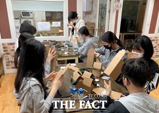 순천여자중학교 원스쿨봉사단은 어버이날을 앞두고 어르신들에게 전달해 달라며 수제 생강청 40개를 후원물품으로 기탁했다. /순천시 제공