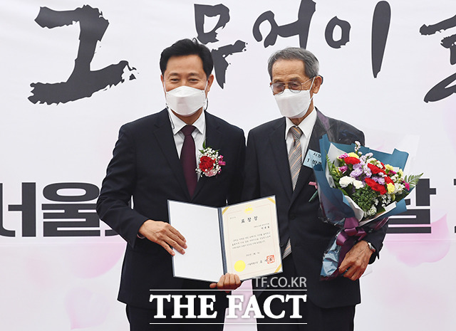 오세훈 서울시장(왼쪽)이 박종돌 씨에게 표창장을 수여하고 있다.