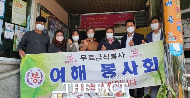 순천시 매곡동 소재 여해봉사단이 어버이날을 앞둔 지난 6일 순천시 매곡동행정복지센터에 떡 선물세트 100개를 후원물품으로 기탁했다. /순천시 제공