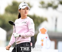  공 살피는 박현경 [포토]