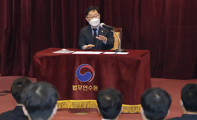 박범계 법무부 장관은 신임 검사들에게 국민 눈높이에 맞는 정의를 강조했다. /법무부 제공
