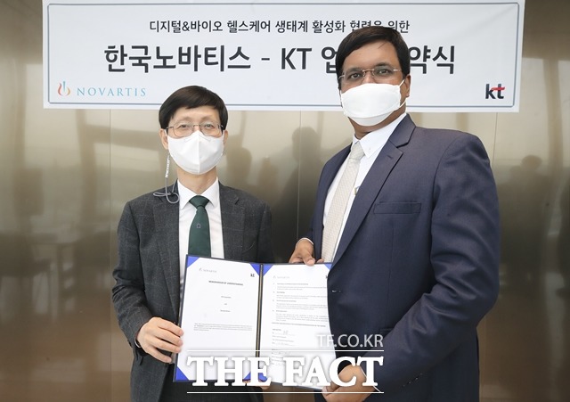KT와 한국노바티스가 디지털·바이오헬스 사업 협력을 위한 업무협약(MOU)을 체결했다. 사진은 김형욱 KT 미래가치추진실장(왼쪽)과 조쉬 베누고팔 한국노바티스 대표의 모습. /KT 제공