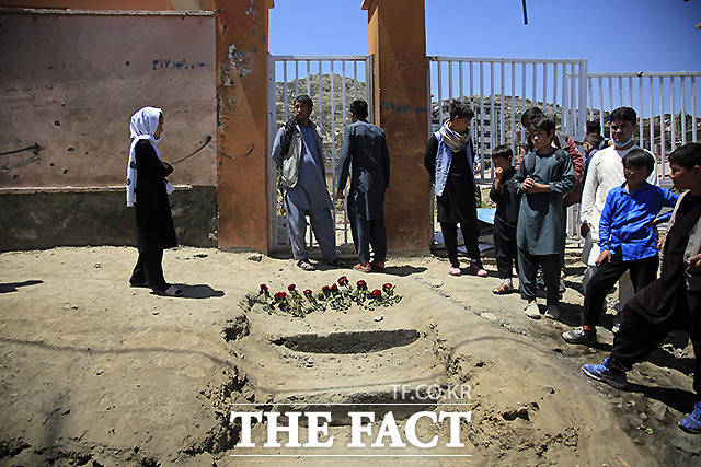 9일 (현지시간) 폭탄 테러가 발생한 아프가니스탄 카불 학교 교문 앞에 희생자를 기리는 꽃이 놓여 있다. /카불=AP.뉴시스