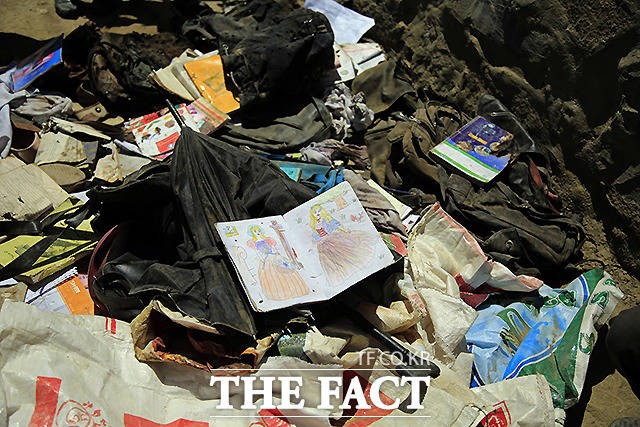 9일 (현지시간) 카불 폭탄 테러 인근에 학생들의 책과 공책, 기타 학용품들이 버려져 있다. /카불=AP.뉴시스
