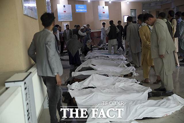 8일 (현지시간) 카불의 한 병원에서 사람들이 폭발 테러 희생자들 시신의 신원을 확인하고 있다. /카불=AP.뉴시스