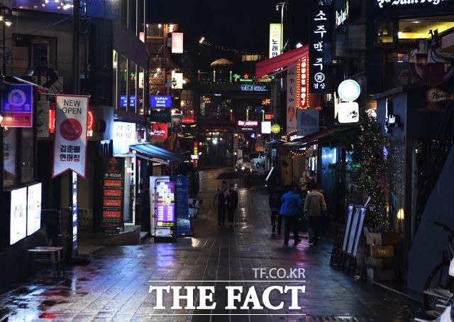 지난주 서울 확진자는 전주보다 평균 2.7명 증가한 것으로 나타났다. 또 특별방역주간 동안 방역수칙 위반으로 적발돼 과태료가 부과된 곳은 11건으로 집계됐다. /배정한 기자