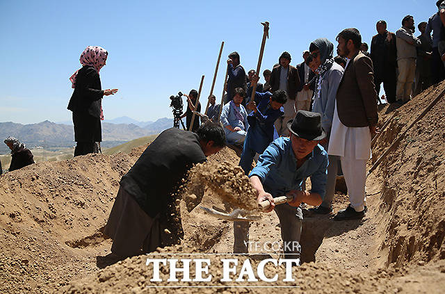 9일 (현지시간) 아프가니스탄 수도 카불에서 사람들이 자동차 폭탄 희생자들을 위해 무덤을 파고 있다. /카불=신화.뉴시스