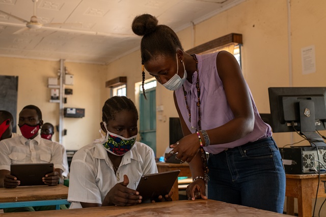 케냐 카쿠마 난민촌 그린라이트 중등학교 교사와 학생이 삼성전자 갤럭시탭을 활용해 수업하고 있다. /삼성전자 제공