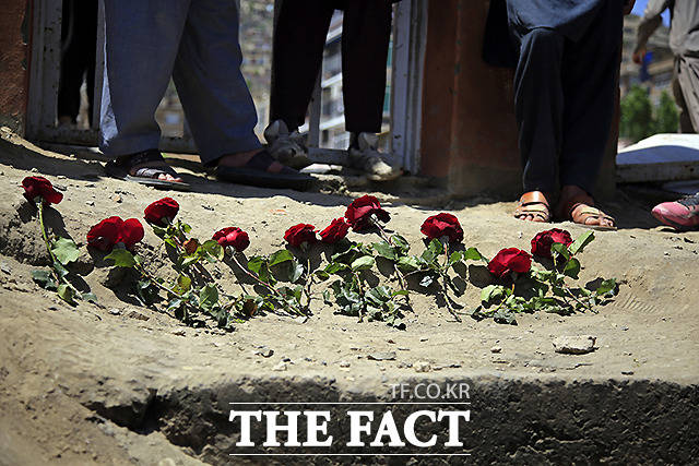9일 (현지시간) 아프가니스탄 카불 학교 인근에서 폭탄 테러가 발생한 가운데, 학교 밖에 희생자를 기리는 꽃이 놓여 있다. /카불=AP.뉴시스
