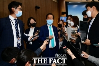  홍준표에 쏟아지는 질문 [포토]