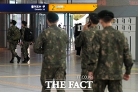  군, '단체 휴가 시행'…휴가 나온 군 장병들 [TF사진관]