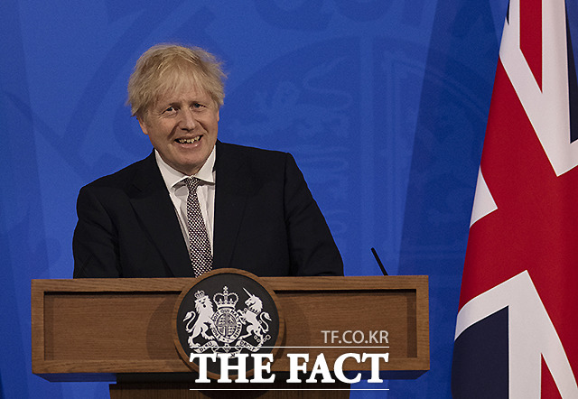 보리스 존슨 영국 총리가 10일 (현지시간) 영국 런던 다우닝가에서 열린 화상 기자회견에서 영국의 봉쇄 규정 개정안을 발표하고 있다. /런던=AP.뉴시스