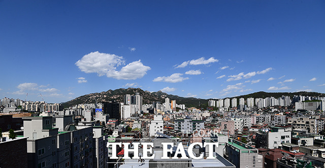 고농도 황사가 물러간 9일 오후 서울 은평구 역촌역 일대에서 바라본 서울 도심과 북한산이 맑은 모습을 보이고 있다. /이동률 기자
