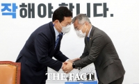  두 손잡은 송영길과 최강욱 [TF사진관]