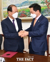  손 맞잡은 황우여와 김기현 [TF사진관]