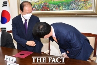  김기현, '황우여에 깍듯한 인사' [포토]