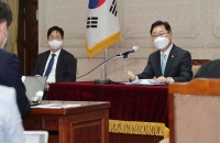  박범계 장관 '절차적 정의? 왜 하필 김학의 사건이냐'