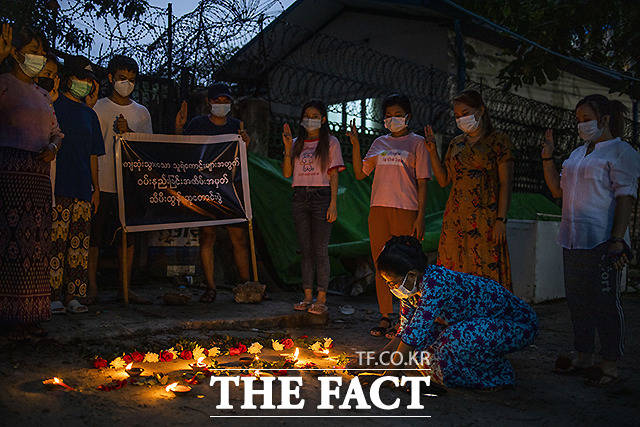 4월 16일 (현지시간) 미얀마 양곤에서 열린 반쿠데타 시위로 사망한 희생자들을 기억하기 위한 촛불집회가 열리고 있다. /양곤=AP.뉴시스
