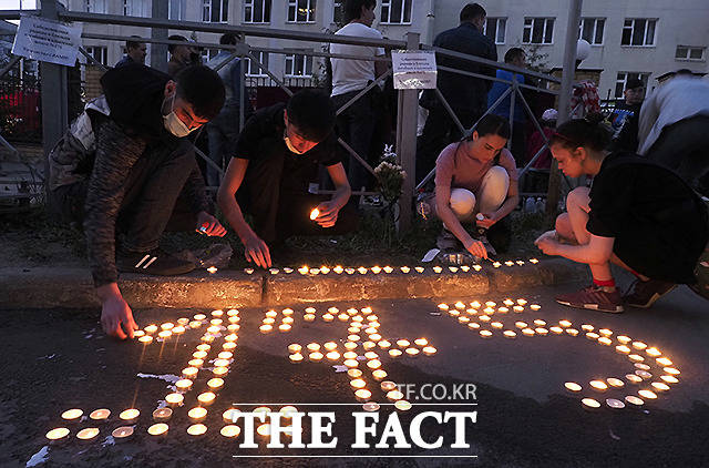 11일(현지시간) 러시아 중부 타타르스탄 공화국 수도 카잔의 한 학교에서 총격이 발생한 후 사람들이 운동장에 학교 이름인 175를 촛불로 형상화해 밝히고 있다. /카잔=AP.뉴시스
